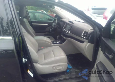 2019 Toyota Highlander Xle z USA, uszkodzony, nr VIN 5TDKZRFH1KS572386